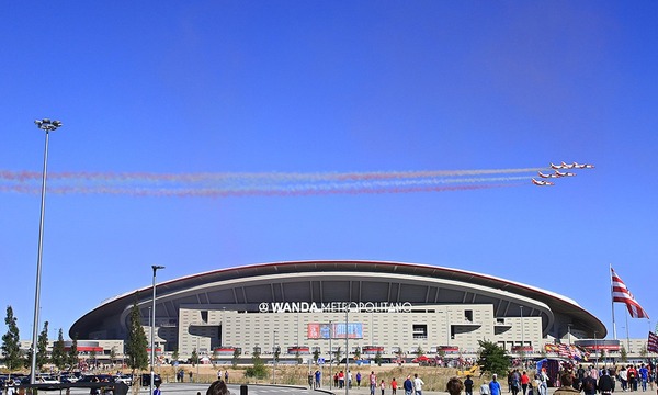 ¡Así vivimos el vuelo de la Patrulla Águila del Ejército del Aire sobre el Wanda Metropolitano!